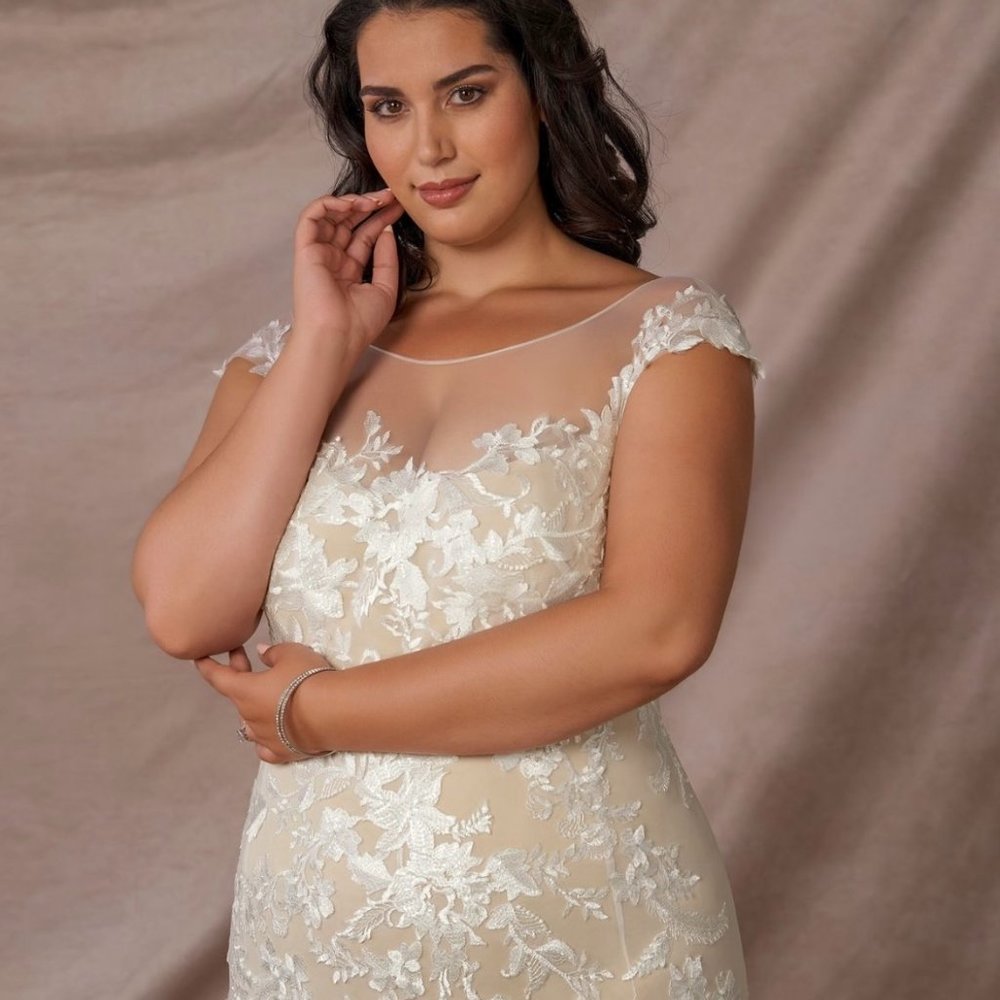 Azazie Eudora Wedding Dress Diamond White/Champagne Size WD18 - Picture 1 of 14